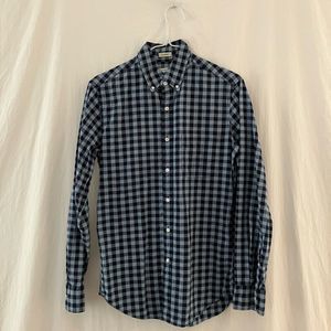 J. Crew Men’s XS classic fit button down shirt. Light blue and dark blue pattern